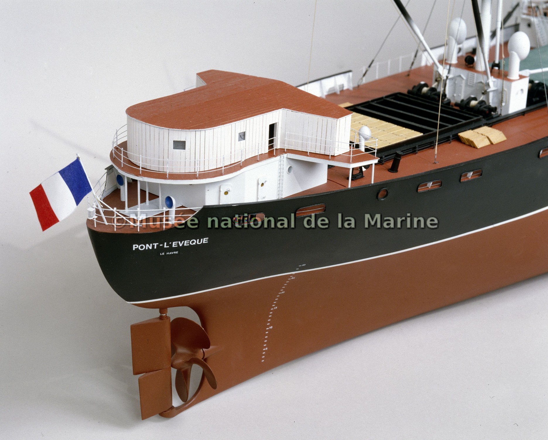 Pont-Lévêque, cargo type Liberty ship, 1961, vue de 3/4 arrière