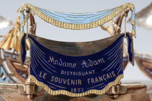 Diorama (détail) : Madame Adam distribuant le souvenir Français, 1893 ; © Sebastien Dondain