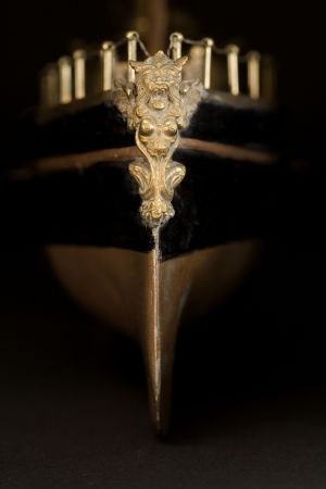 Canonnière, figure de proue en laiton estampé ; © Arnaud Fux