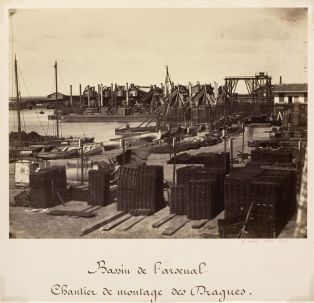 Bassin de l'arsenal. Chantier de montage des dragues ; © Musée national de la Marine ; © Patrick Dantec