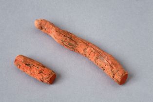 Batonnet de cire à cacheter (2 fragments) ; © Musée national de la Marine ; © Arnaud Fux
