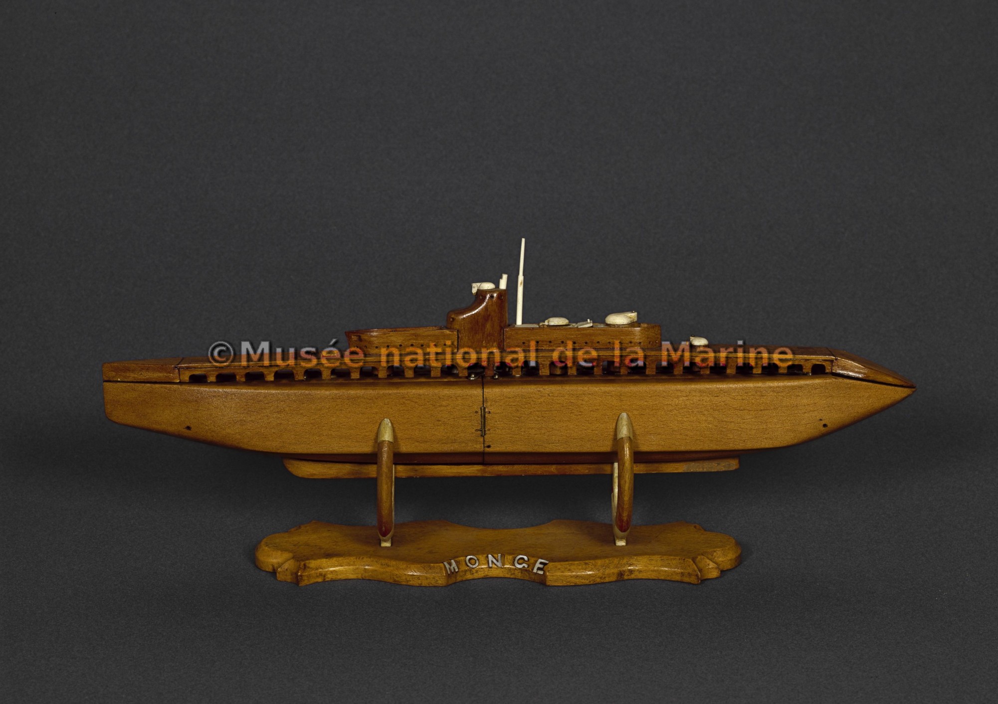 Monge, sous-marin, 1908, vue travers tribord