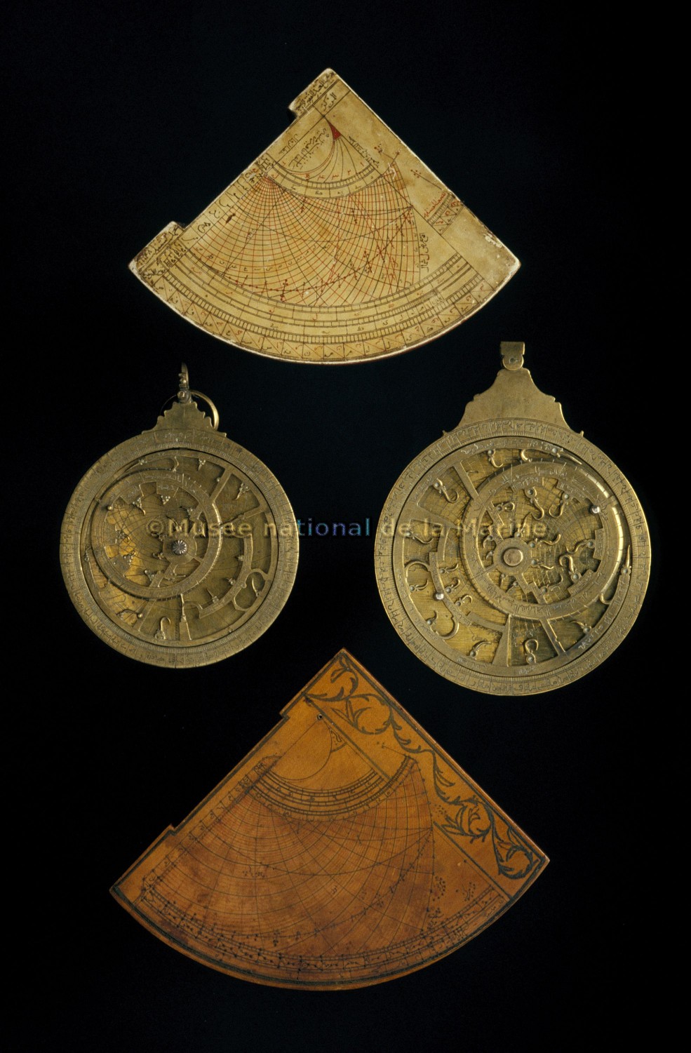Astrolabes et astrolabes quadrants arabes