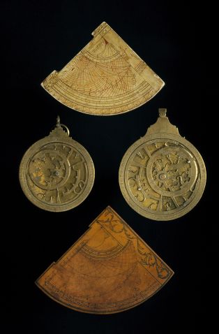 Astrolabes et astrolabes quadrants arabes ; © Patrick Dantec