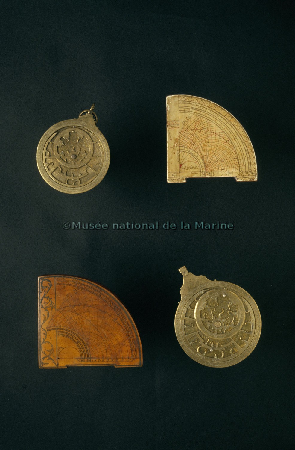 Astrolabes et astrolabes quadrants arabes