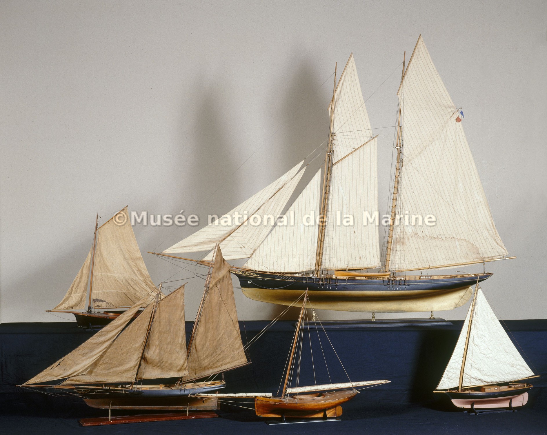 Composition de bateaux de plaisance : le Velox, Bateau des Bermudes, Clipper de Seine et Cotre de course.