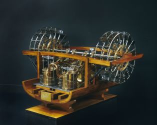 Machine à vapeur de la corvette à roues le Sphinx, deux cylindres à axe vertical ; © Patrick Dantec