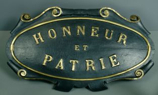 Plaque de devise 'Honneur et Patrie' ; © Patrick Dantec