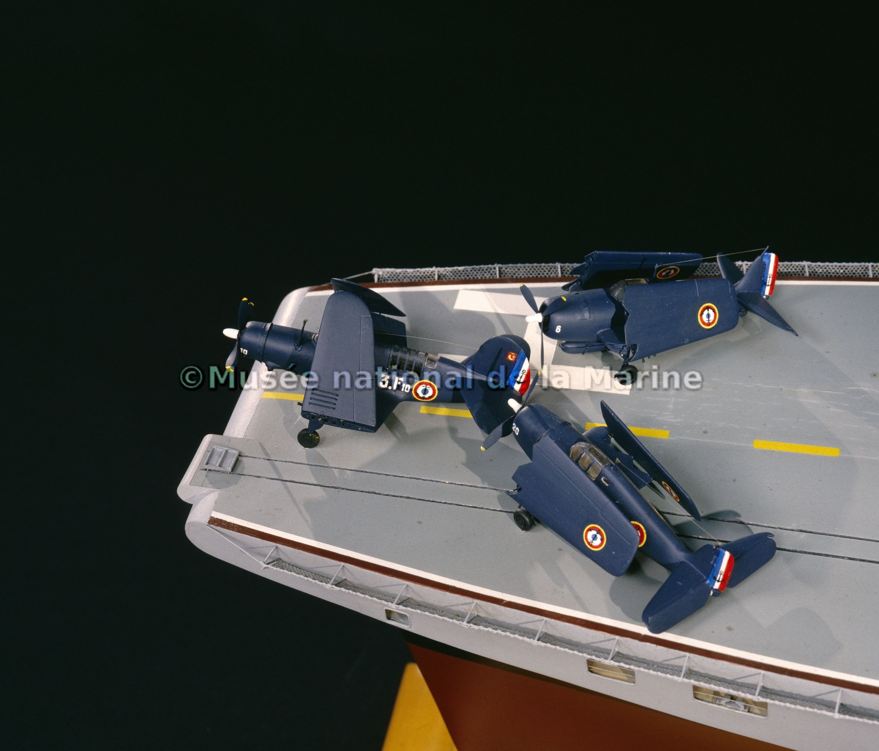 Arromanches, ex-Colossus, porte-avions, 1954, détail des avions