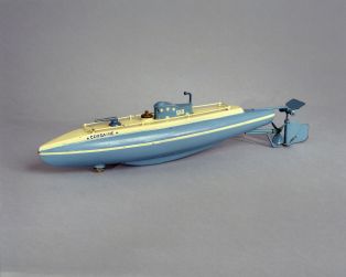 Corsaire, sous-marin mécanique, bateau-jouet ; © Arnaud Fux