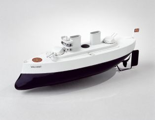 Croiseur mécanique 'Valiant', bateau-jouet ; © Arnaud Fux