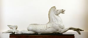 Cheval marin, tête relevée, vue du profil droit (avant restauration) ; © Patrick Dantec
