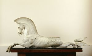 Cheval marin, tête baissée, vue du profil gauche (avant restauration) ; © Patrick Dantec