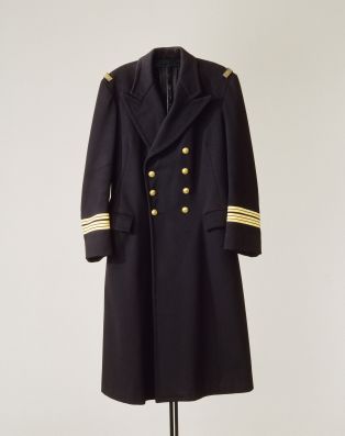 Manteau de tenue n° 22 de capitaine de vaisseau et tenue de soirée ; © Patrick Dantec