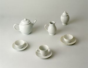 Ensemble de 9 pièces dit 'cabaret à thé' : théière, pot à thé, pot à eau, tasse et soucoupe ; © Arnaud Fux