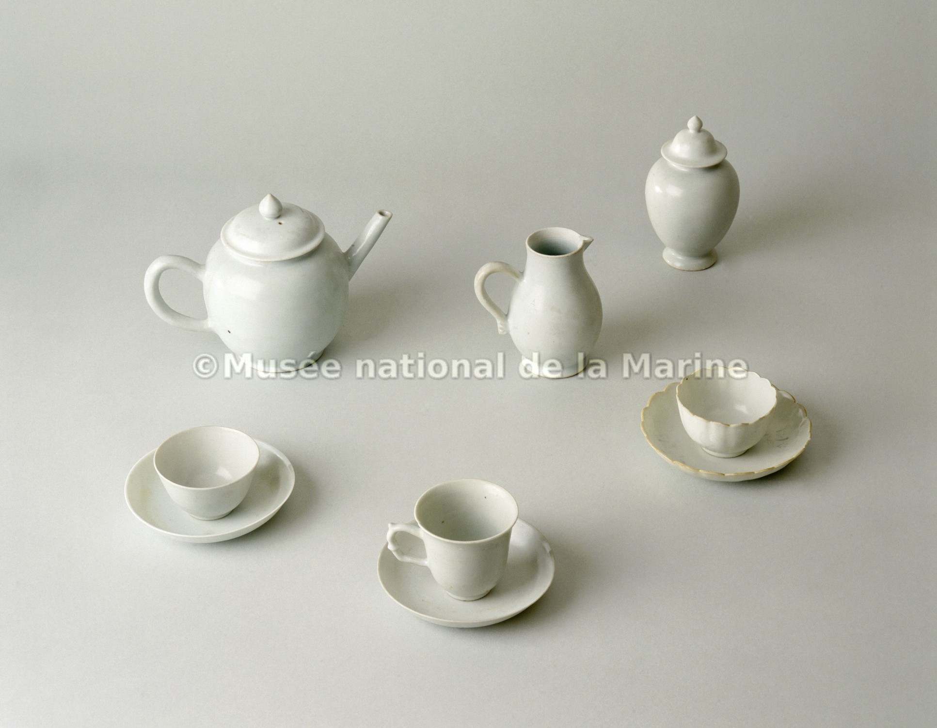 Ensemble de 9 pièces dit 'cabaret à thé' : théière, pot à thé, pot à eau, tasse et soucoupe
