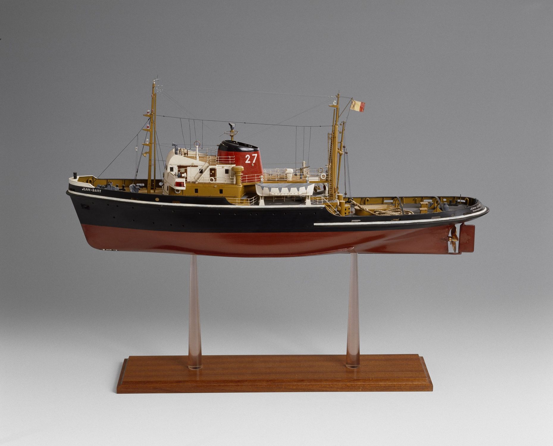 Ancienne miniature motorisée du bateau Jean Bart en bois et métal