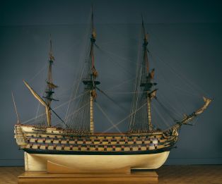 Royal Louis, vaisseau, vers 1770, vue de travers tribord ; © Arnaud Fux