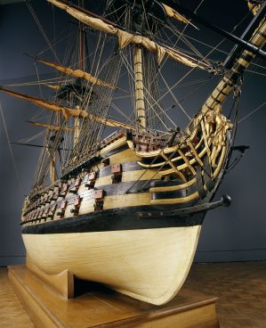 Royal Louis, vaisseau, vers 1770, vue en contre-plongée 3/4 avant ; © Arnaud Fux