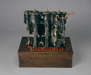 Machine à vapeur, vers 1920, vue de profil ; © Arnaud Fux