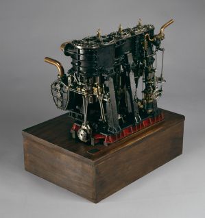 Machine à vapeur, vers 1920, vue de 3/4 avant ; © Arnaud Fux