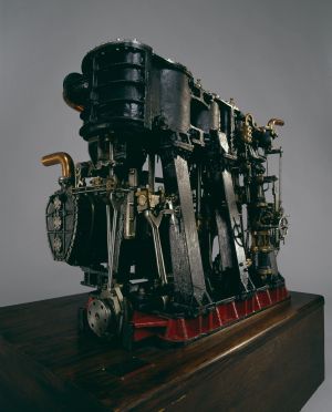Machine à vapeur, vers 1920, vue de 3/4 avant ; © Arnaud Fux