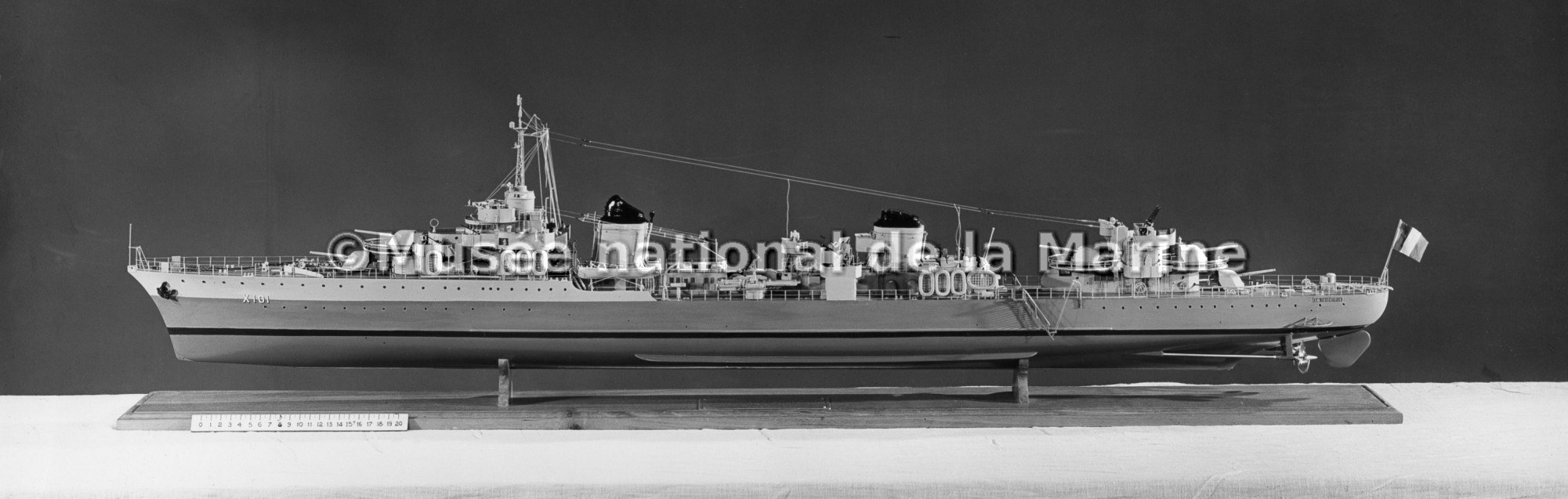 Terrible, contre-torpilleur, 1933 (vu de profil)