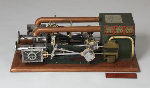 Machine à vapeur compound à 2 cylindres, profil ; © Arnaud Fux