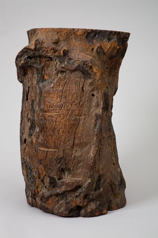 Tronc d'arbre portant l'épitaphe du Père Receveur, 1788 ; © Arnaud Fux
